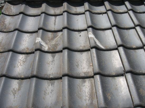 和型セメント瓦（陣場瓦）の割れ交換です。