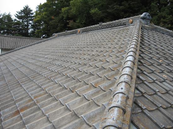 陣場瓦を銀黒瓦に葺き替えます