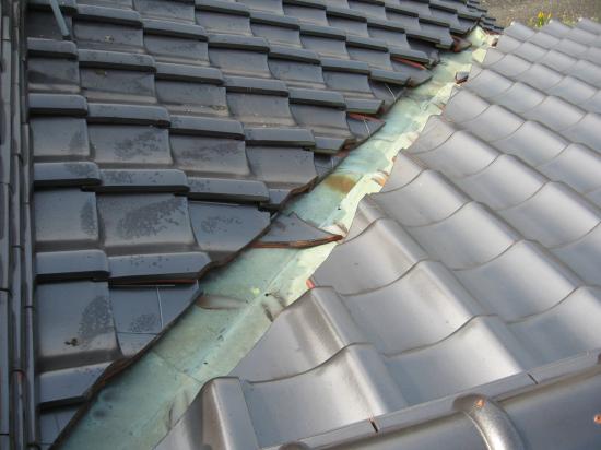 谷部の銅板金を交換する工事です。