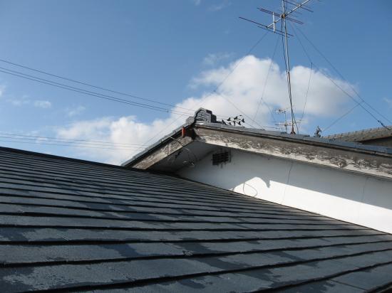 古いコロニアル屋根の葺き替えです